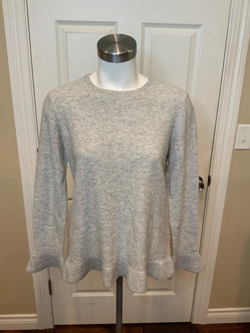 J.McLaughlin Gray 100% Cashmere Knit Back Button Sweater, Size M